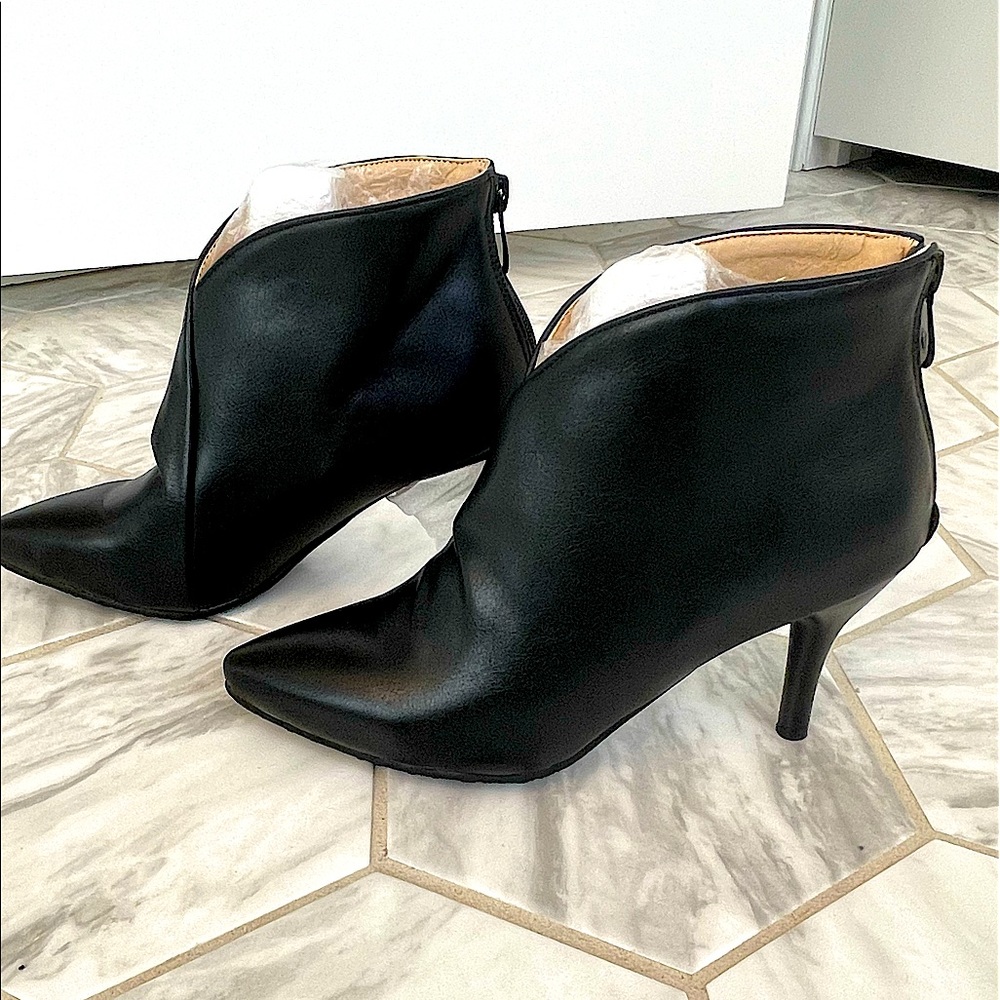 Jingpin Black Leather Ankle Booties size 38 (8-8.5). NWT! Never Worn!